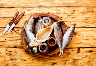 Güneşte kurutulmuş balık, tuzlanmış balık bira için eski ahşap masada.