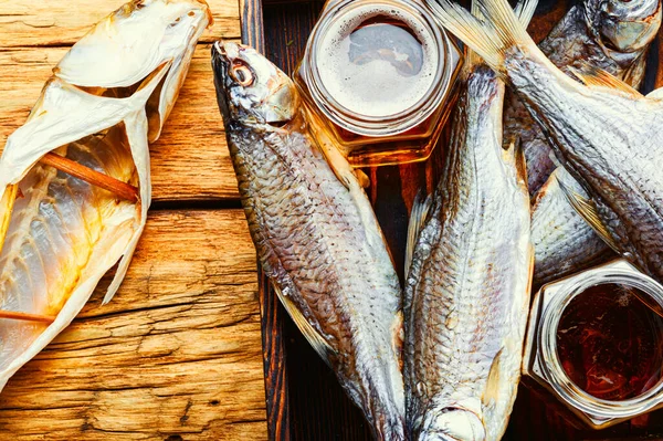 Pesce Essiccato Sole Pesce Salato Birra Vecchio Tavolo Legno — Foto Stock