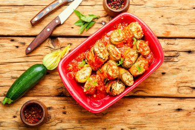 Fırında kabak veya peynirle doldurulmuş patlıcan.