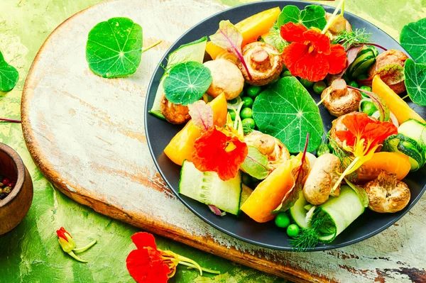 Sallad Med Stuvad Svamp Gurka Tomat Och Nasturtium — Stockfoto