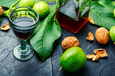Olgunlaşmamış ceviz ya da fındıkkırandan yapılmış likör. Bardakta nocino, İtalyan likörü.