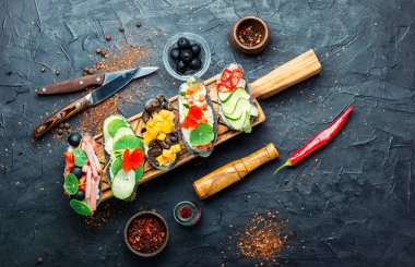 Yaz bruschetaları ya da krem peynirli, pastırmalı ve sebzeli kanepe. Geleneksel İtalyan bruschetta.