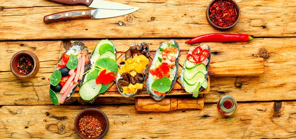 Zomer Bruschette Canape Met Roomkaas Spek Groenten Traditionele Italiaanse Bruschetta — Stockfoto