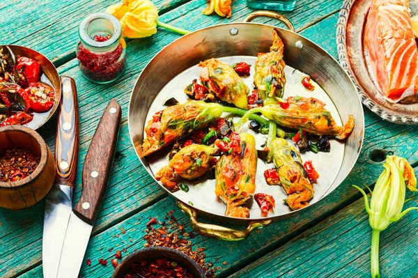 Heerlijke Gebakken Courgette Bloemen Gevuld Met Zongedroogde Tomaten Zomer Voedsel — Stockfoto