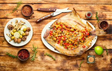 Plaice flounder ya da sebzeyle pişirilmiş düz balık. Sebze dolgulu kızarmış balık.