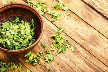 Konserve ya da baharat kurutulmuş yeşil parlementten yapılır. Boşluğu kopyala