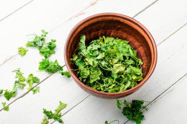 Konserve ya da baharat kurutulmuş yeşil maydanozdan yapılır..