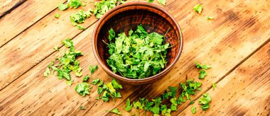 Konserve ya da baharat kurutulmuş yeşil maydanozdan yapılır..