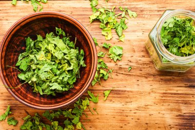 Kurutulmuş yeşil parsleylerden yapılan baharat ya da baharat.