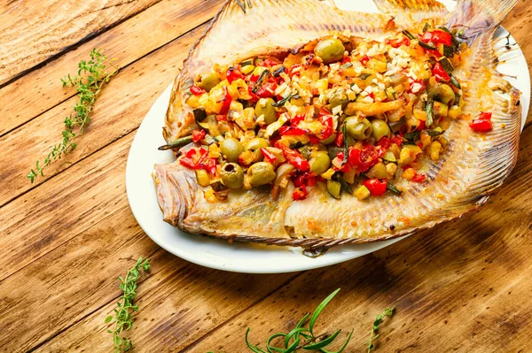 Platija Pescado Plano Horneado Con Verduras Pescado Frito Con Relleno —  Fotos de Stock