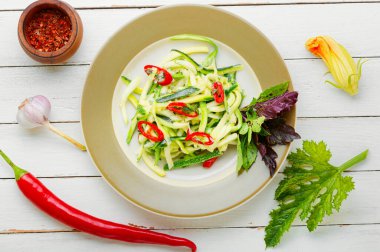 Taze kabak, biber ve sarımsaklı vejetaryen salatası..