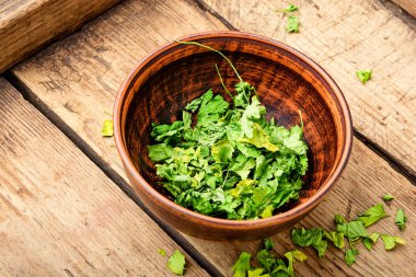 Eski ahşap arka planda kurutulmuş maydanozdan yapılmış konserve ya da baharat.