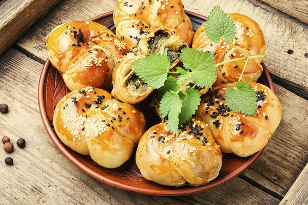 Zelfgemaakte Rustieke Brandnetel Spinazie Broodjes Houten Tafel — Stockfoto