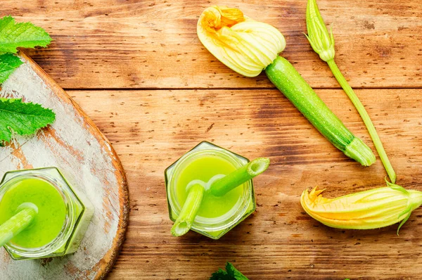 Gezonde Groene Smoothie Met Courgette Glazen Potjes Een Rustieke Houten — Stockfoto