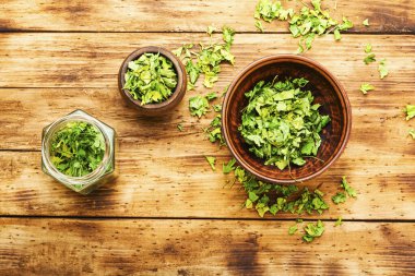 Kurutulmuş yeşil parsleylerden yapılan baharat ya da baharat.