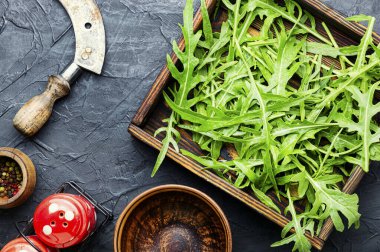 Yeşil roka ya da roka yaprağı ahşap kutuda. Roket salatası.