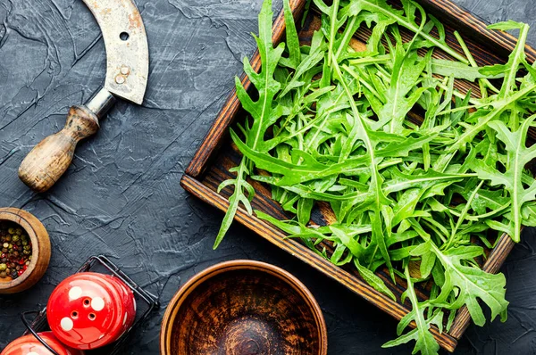 Yeşil roka ya da roka yaprağı ahşap kutuda. Roket salatası.