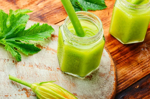 Green Fresh Raw Smoothie Zucchini Vegetable Smoothie — Stock Photo, Image