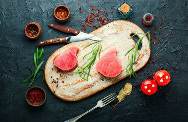 Mutfak tahtasında taze çiğ ton balığı bifteği.