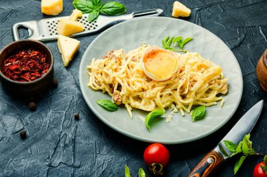 Pastırmalı makarna ya da spagetti. Parmesan peynirli. İtalyan yemeği.