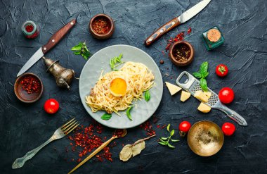 Pastırmalı makarna ya da spagetti. Parmesan peynirli. İtalyan yemeği.