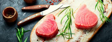 Mutfak tahtasında taze çiğ ton balığı bifteği.