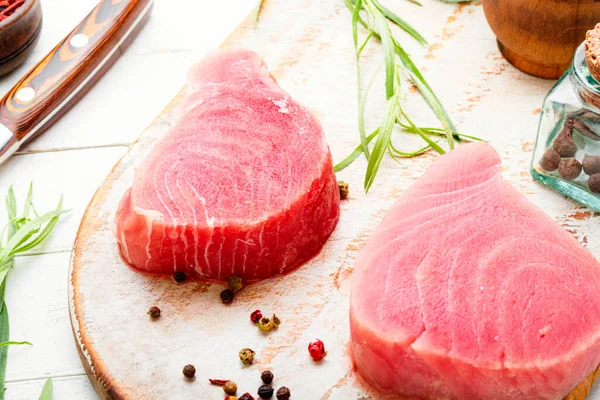 Čerstvý Syrový Tuňákový Steak Řezací Desce — Stock fotografie
