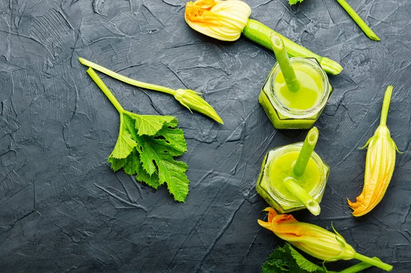 Grüner Frischer Roher Smoothie Aus Zucchini Gemüsesmoothie — Stockfoto