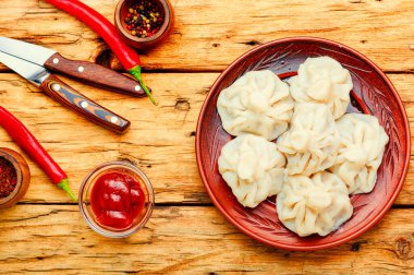 Yeşillik ve domates soslu Gürcü hamur tatlısı. Gürcü mutfağı.