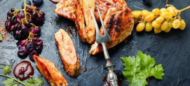 Üzüm soslu ızgara tavuk göğsü. Beton kaplama arka planda tavuk filetosu.