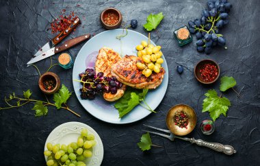 Üzüm sosunda marine edilmiş ızgara tavuk göğsü. Beton zeminde tavuk filetosu.