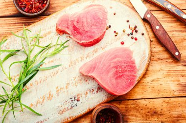 Kesme tahtasının üzerinde ton balığı bifteği.