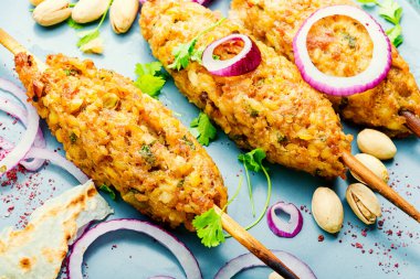 Et ile yapılan sulu lula kebabı. Izgarada kıyma.