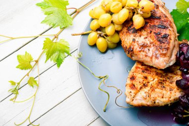 Üzüm sosunda marine edilmiş ızgara tavuk göğsü.