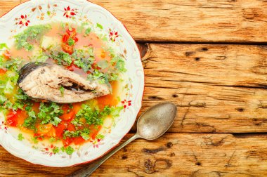 Ahşap bir masa üzerinde balık çorbası. Rus Kazak balık çorbası.