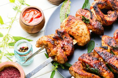 Isırgan salamuralı şiş kebap. Şişte et, barbeküde et.