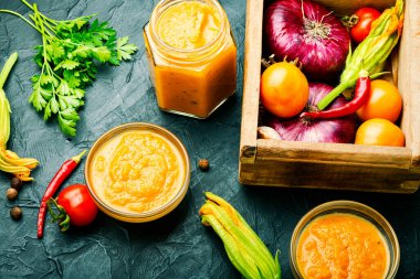 Kabak sebzeli yaz atıştırması. Cam kavanozda nefis kabak havyarı.