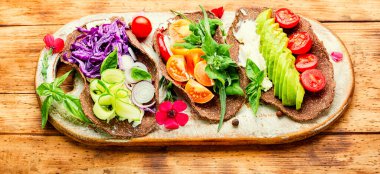 Sebzeli taco ya da taze sebzeli tortilla.