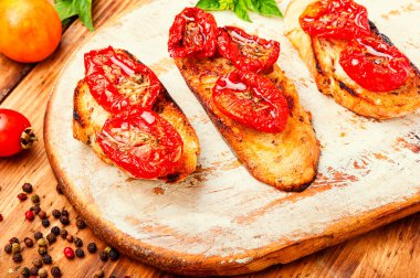 Kurutulmuş domatesli sandviç. İtalyan bruschettası. Lezzetli kurutulmuş domates.