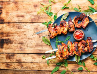 Isırgan salamuralı şiş kebap. Izgara et şişleri.