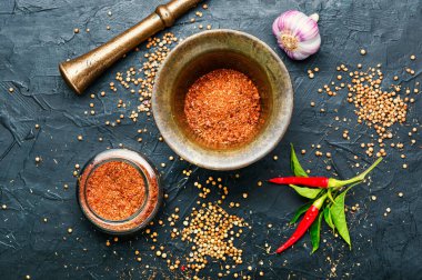 Baharat ya da baharat, kuru adjika, adjika malzemeleri.