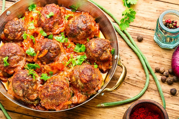 Albóndigas Salsa Tomate Con Frijoles Espárragos Sobre Mesa Madera —  Fotos de Stock