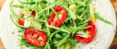 Sağlıklı kurutulmuş domates ve roka salatası. Diyet menüsü.