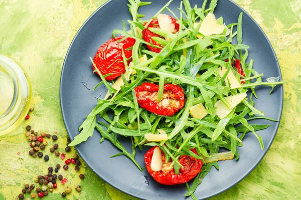 Sommerfrischer Salat Mit Rucola Und Sonnengetrockneten Tomaten — Stockfoto