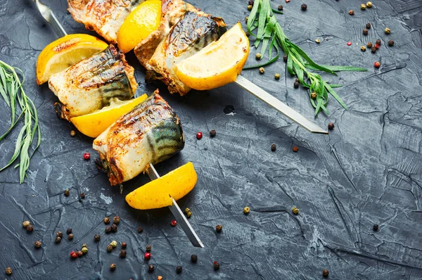 Grilled Skewers Mackerel Lemon Grilled Fish Kebab — Stock Photo, Image