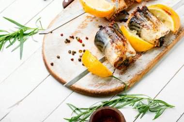 Limonlu ızgara uskumru şişi. Balık ızgara şiş.