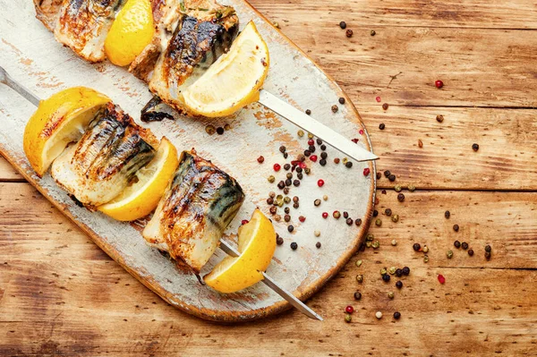 Grillezett Nyársak Makréla Citrommal Fish Barbecue Nyárson — Stock Fotó