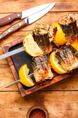 Limonlu ızgara uskumru. Izgara balık kebabı.