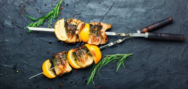 Limonlu ızgara uskumru şişi. Balık ızgara şiş.