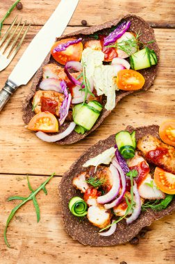 Sebze ve etten yapılmış iştah açıcı sandviçler veya bruschetta.